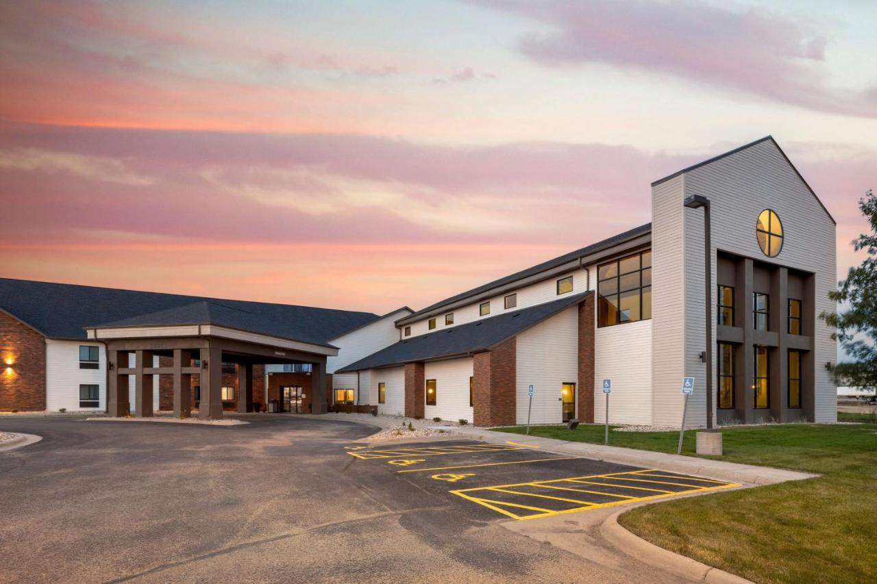 Best Western Watertown Inn & Suites Zewnętrze zdjęcie