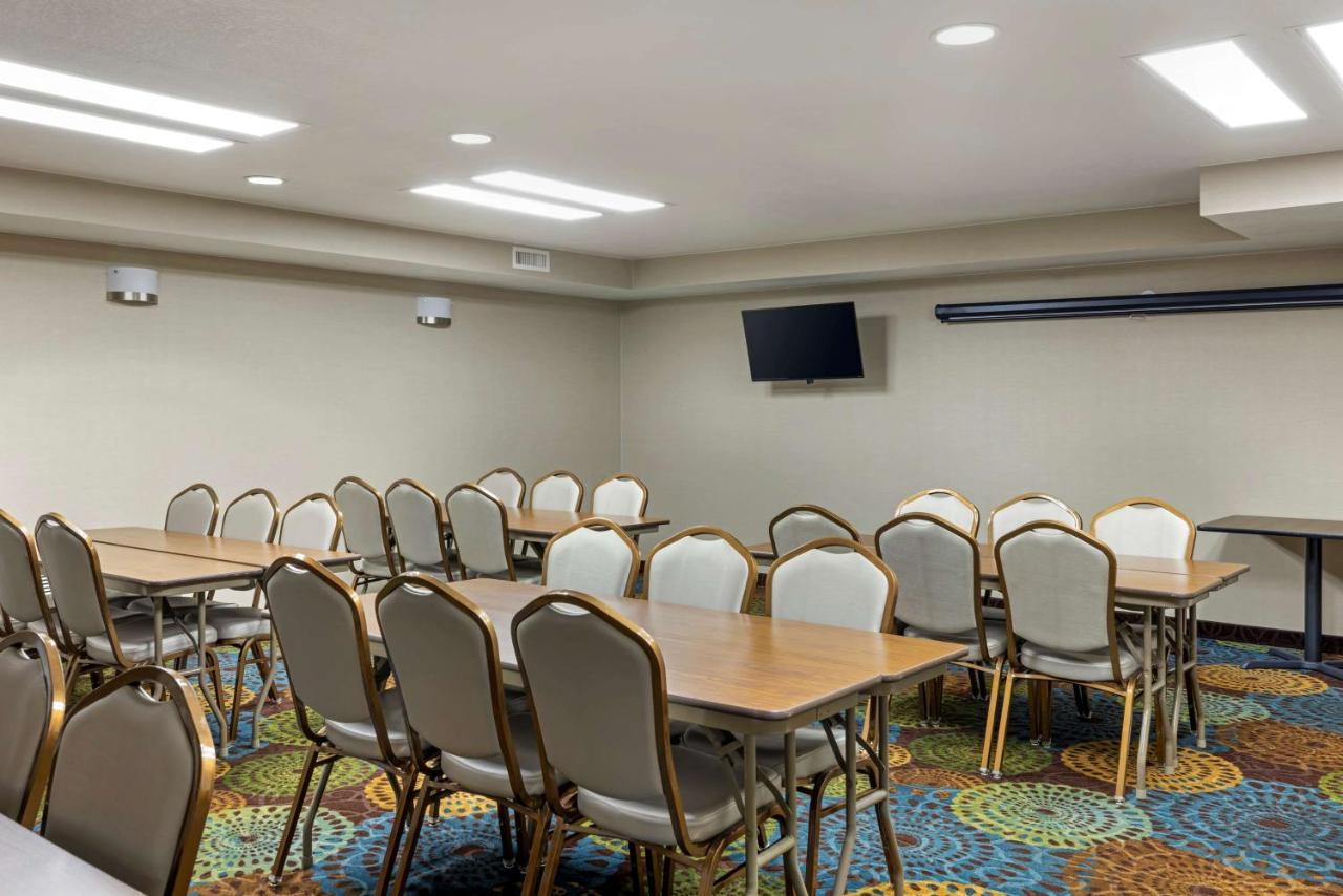 Best Western Watertown Inn & Suites Zewnętrze zdjęcie