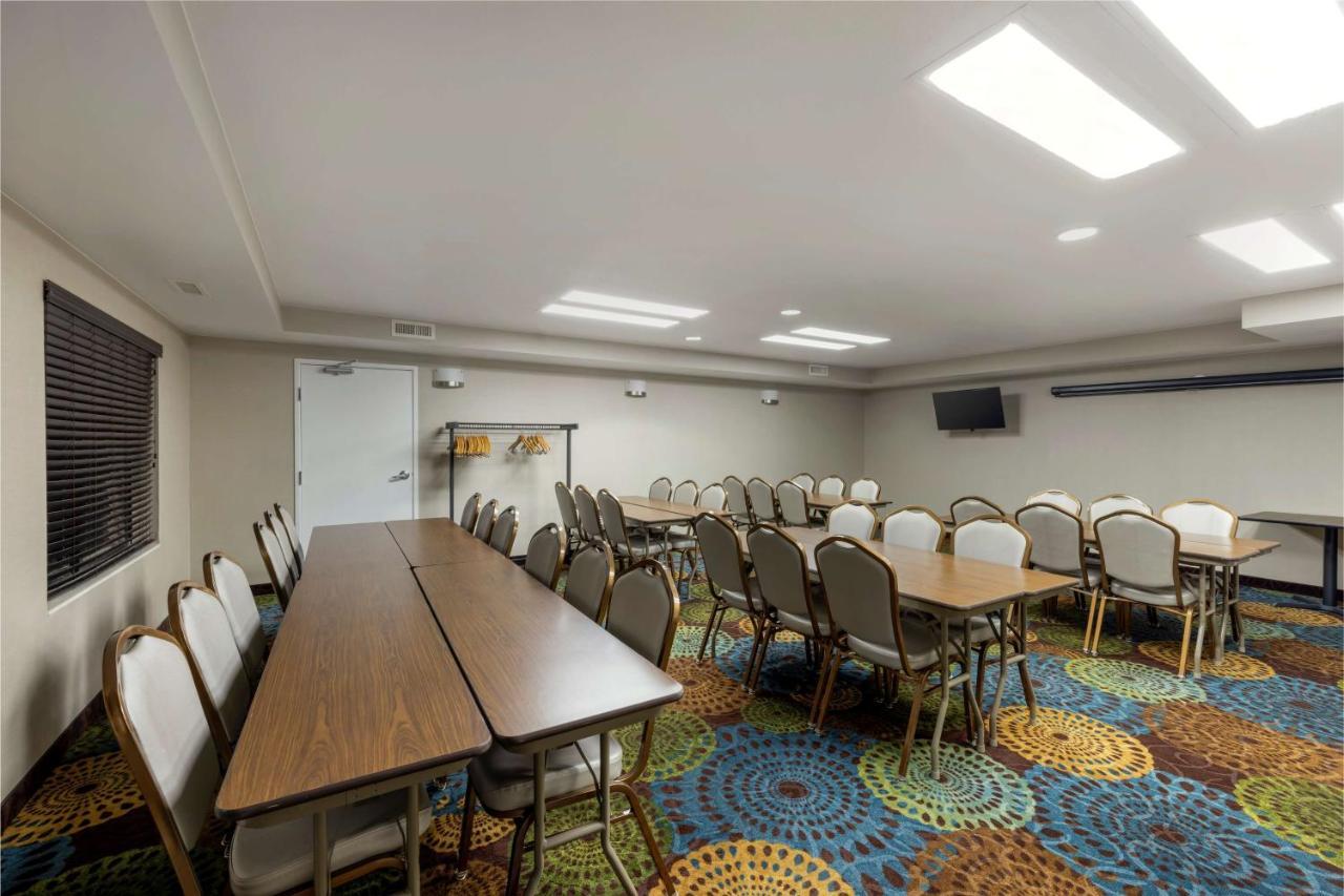 Best Western Watertown Inn & Suites Zewnętrze zdjęcie